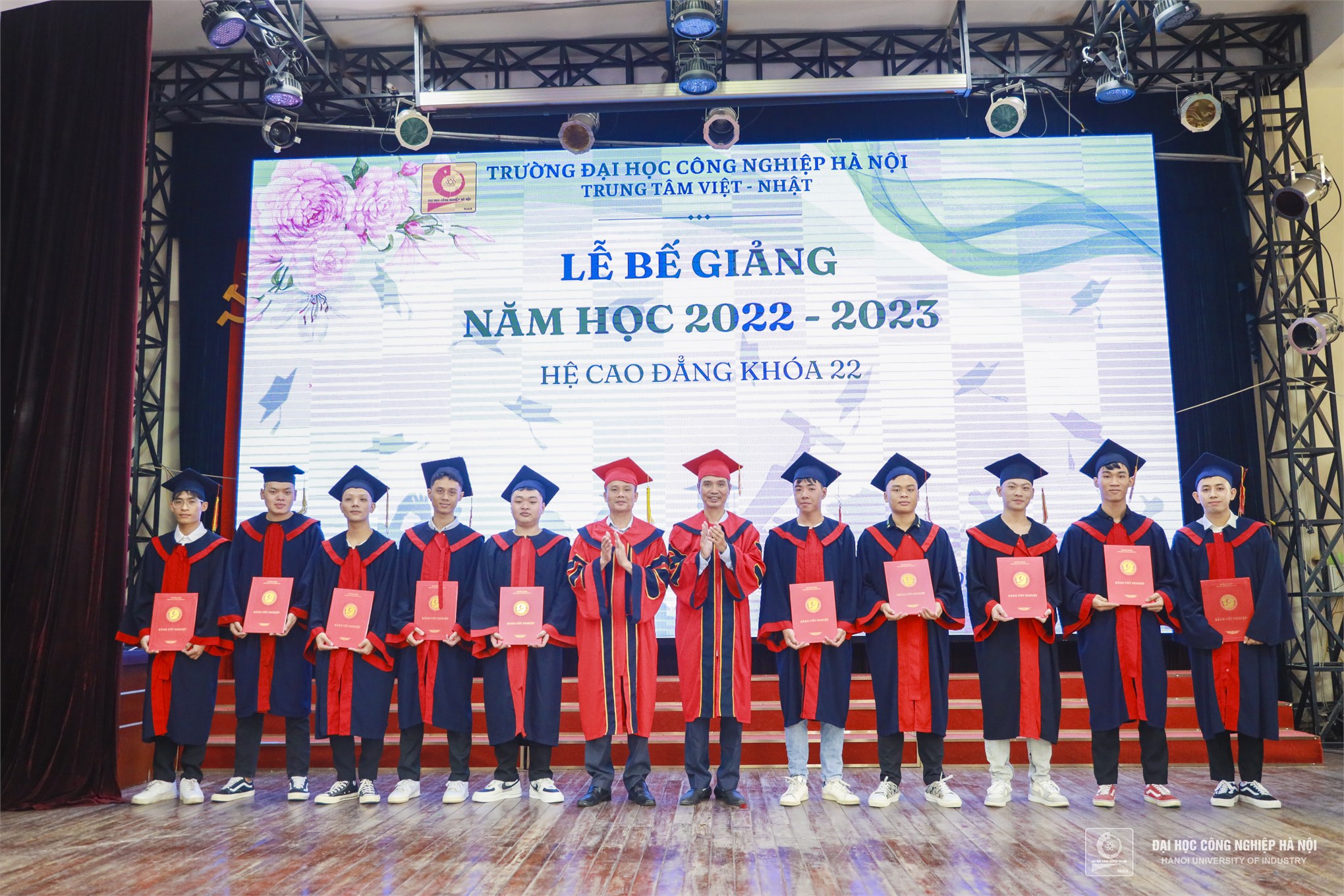 Dư âm ngọt ngào tại lễ tốt nghiệp của hơn 460 sinh viên hệ cao đẳng K22 trung tâm Việt - Nhật
