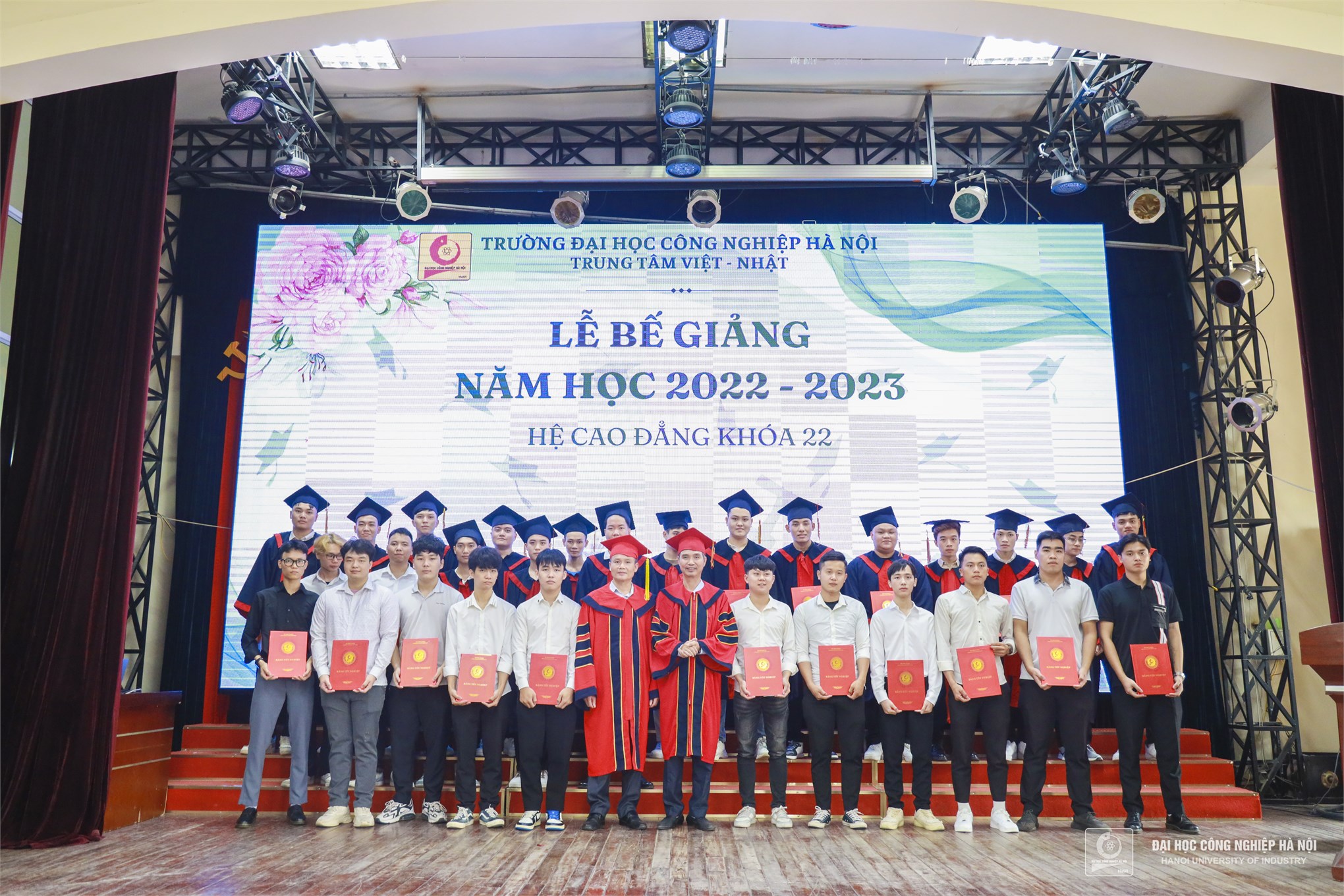 Dư âm ngọt ngào tại lễ tốt nghiệp của hơn 460 sinh viên hệ cao đẳng K22 trung tâm Việt - Nhật