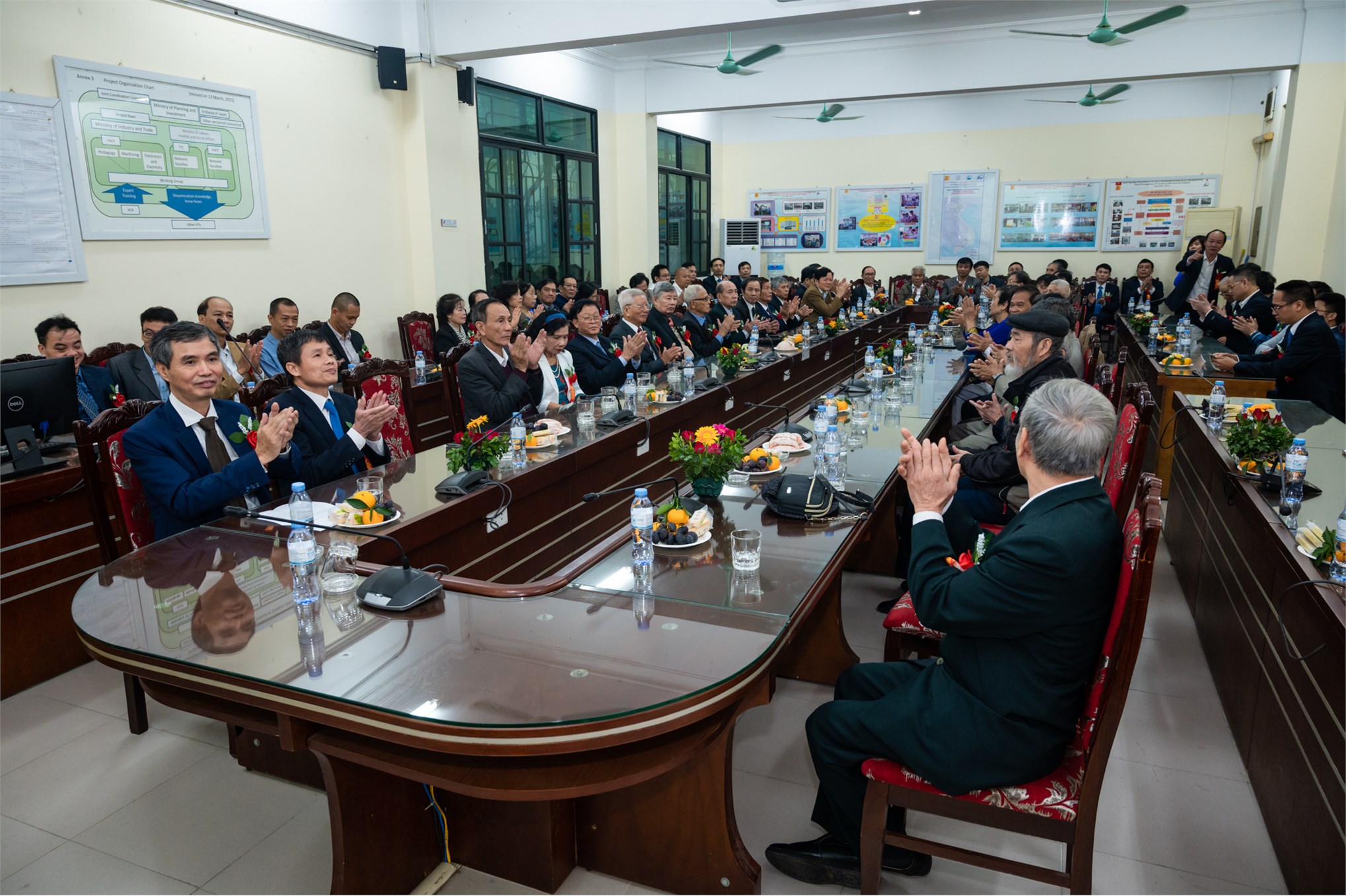 Trung tâm Việt Nhật chào mừng 125 năm ngày truyền thống Nhà trường và 41 năm ngày Nhà giáo Việt Nam 20/11