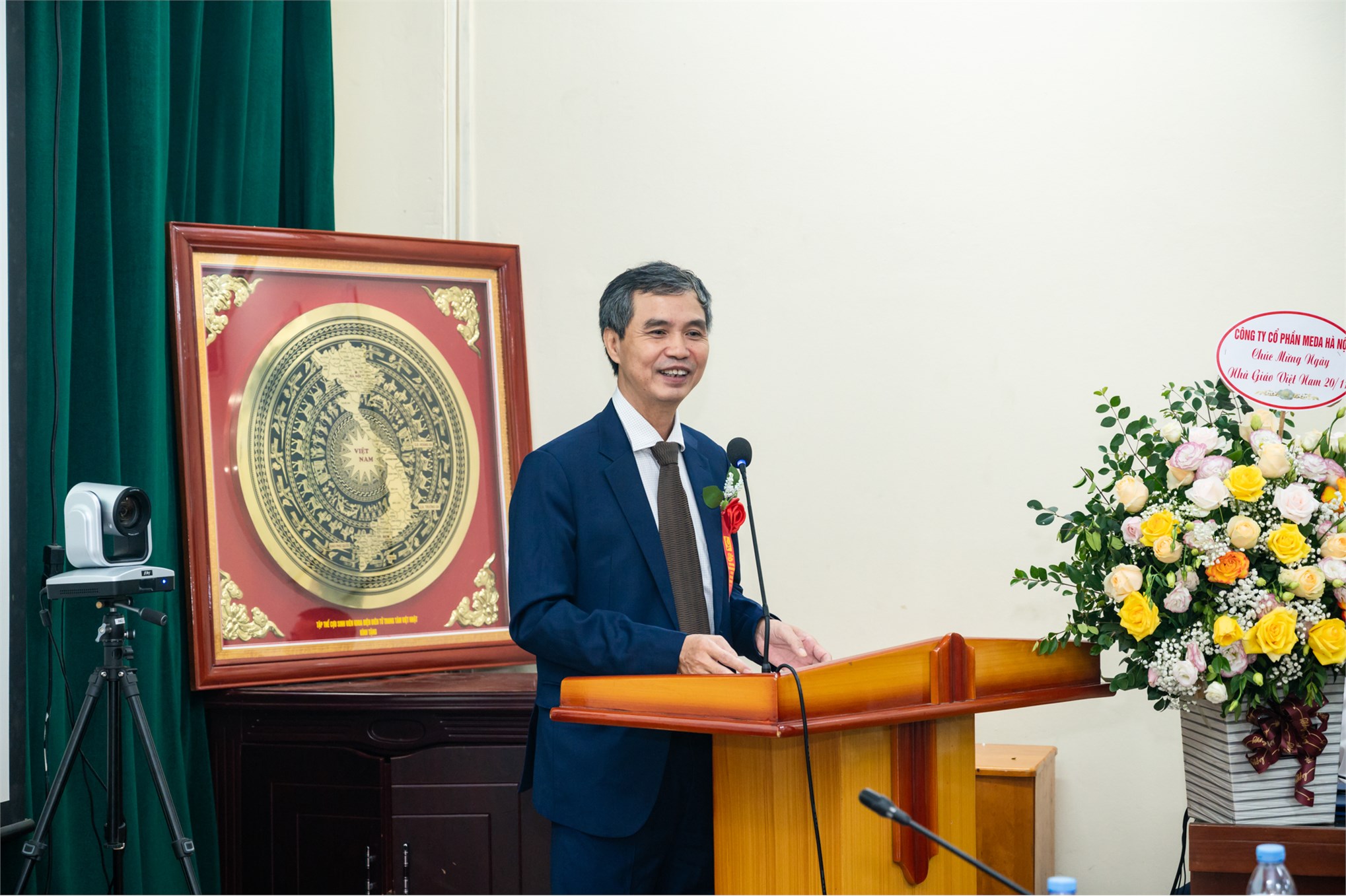 Trung tâm Việt Nhật chào mừng 125 năm ngày truyền thống Nhà trường và 41 năm ngày Nhà giáo Việt Nam 20/11