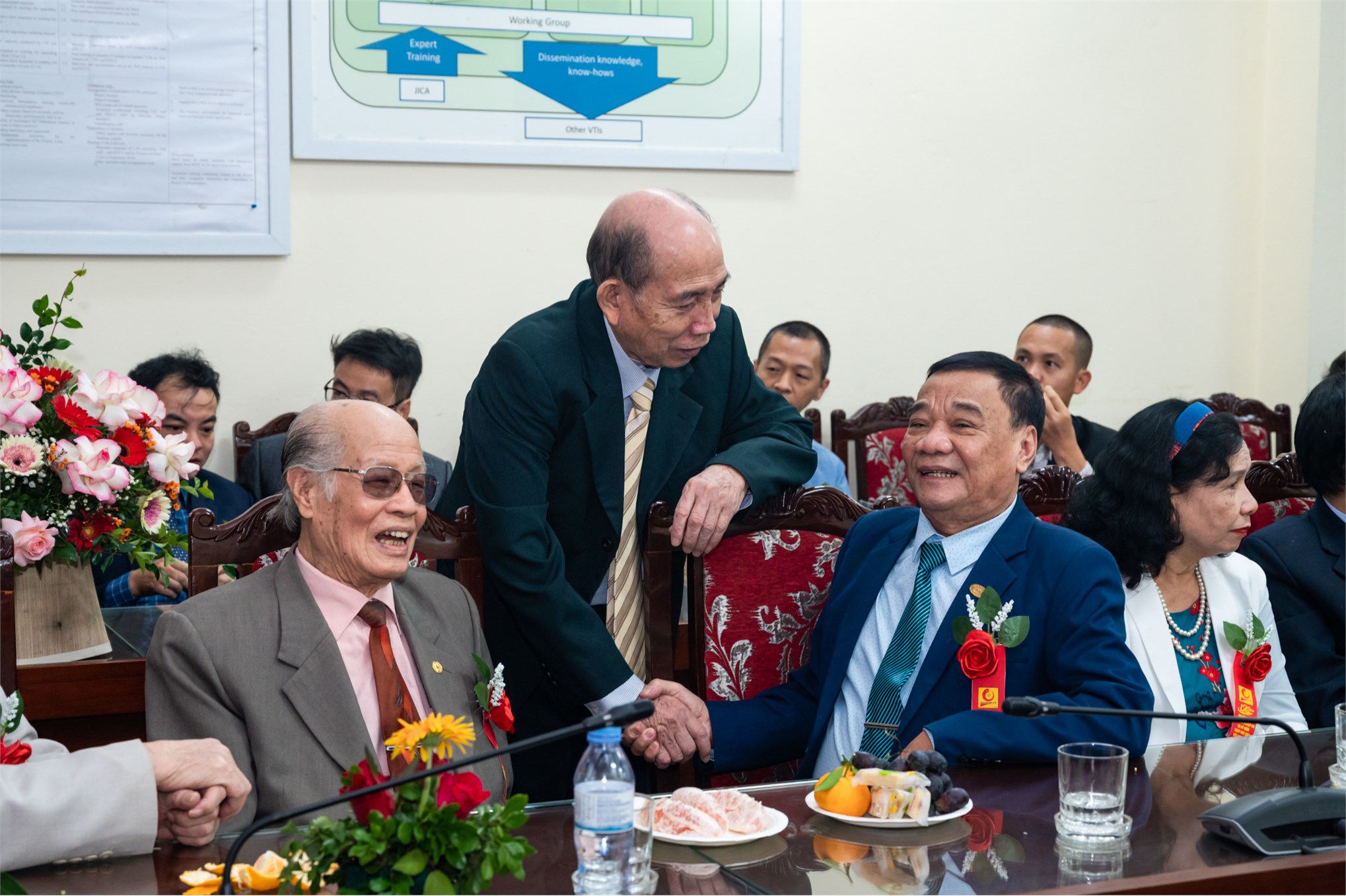 Trung tâm Việt Nhật chào mừng 125 năm ngày truyền thống Nhà trường và 41 năm ngày Nhà giáo Việt Nam 20/11
