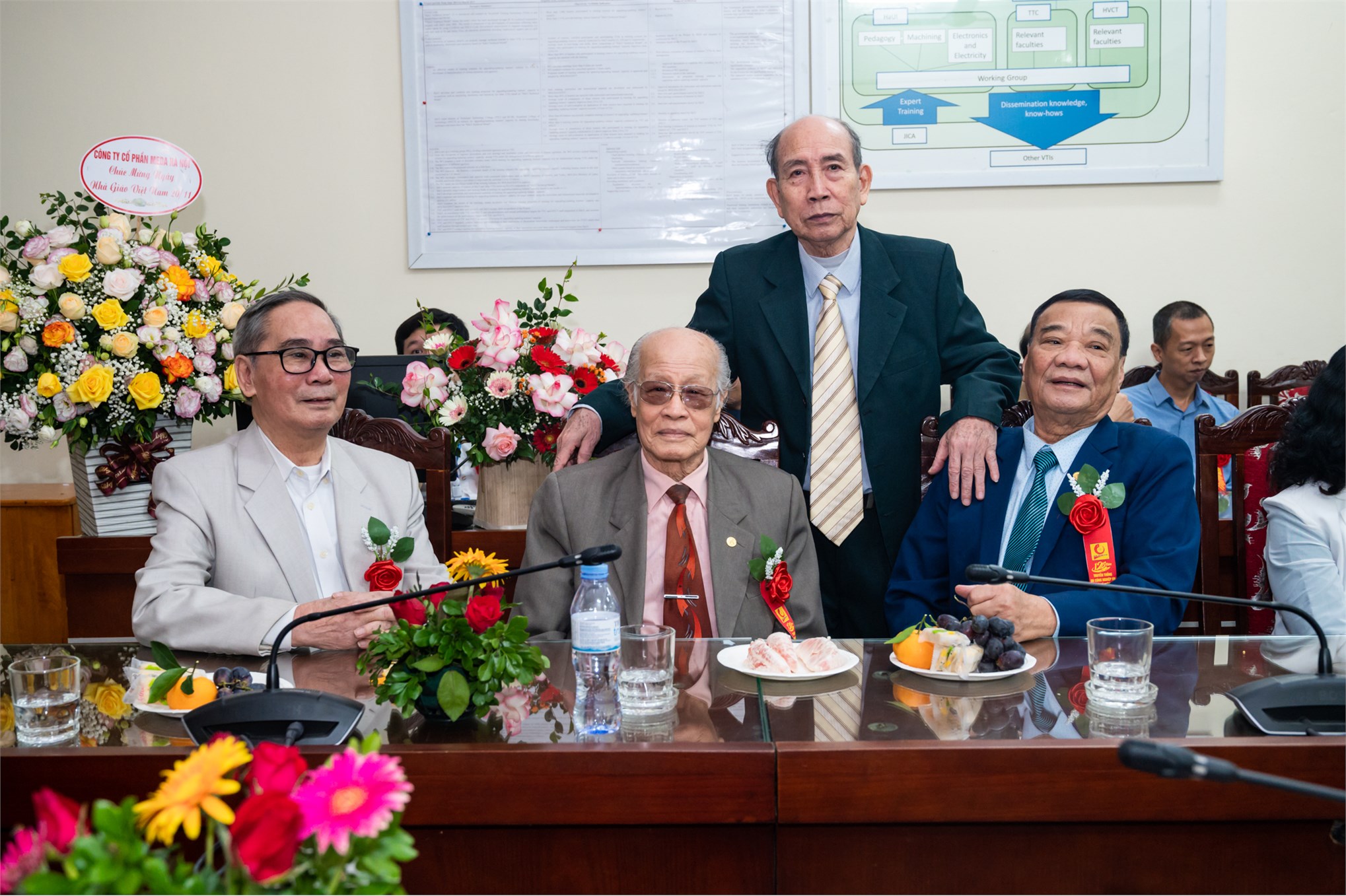 Trung tâm Việt Nhật chào mừng 125 năm ngày truyền thống Nhà trường và 41 năm ngày Nhà giáo Việt Nam 20/11