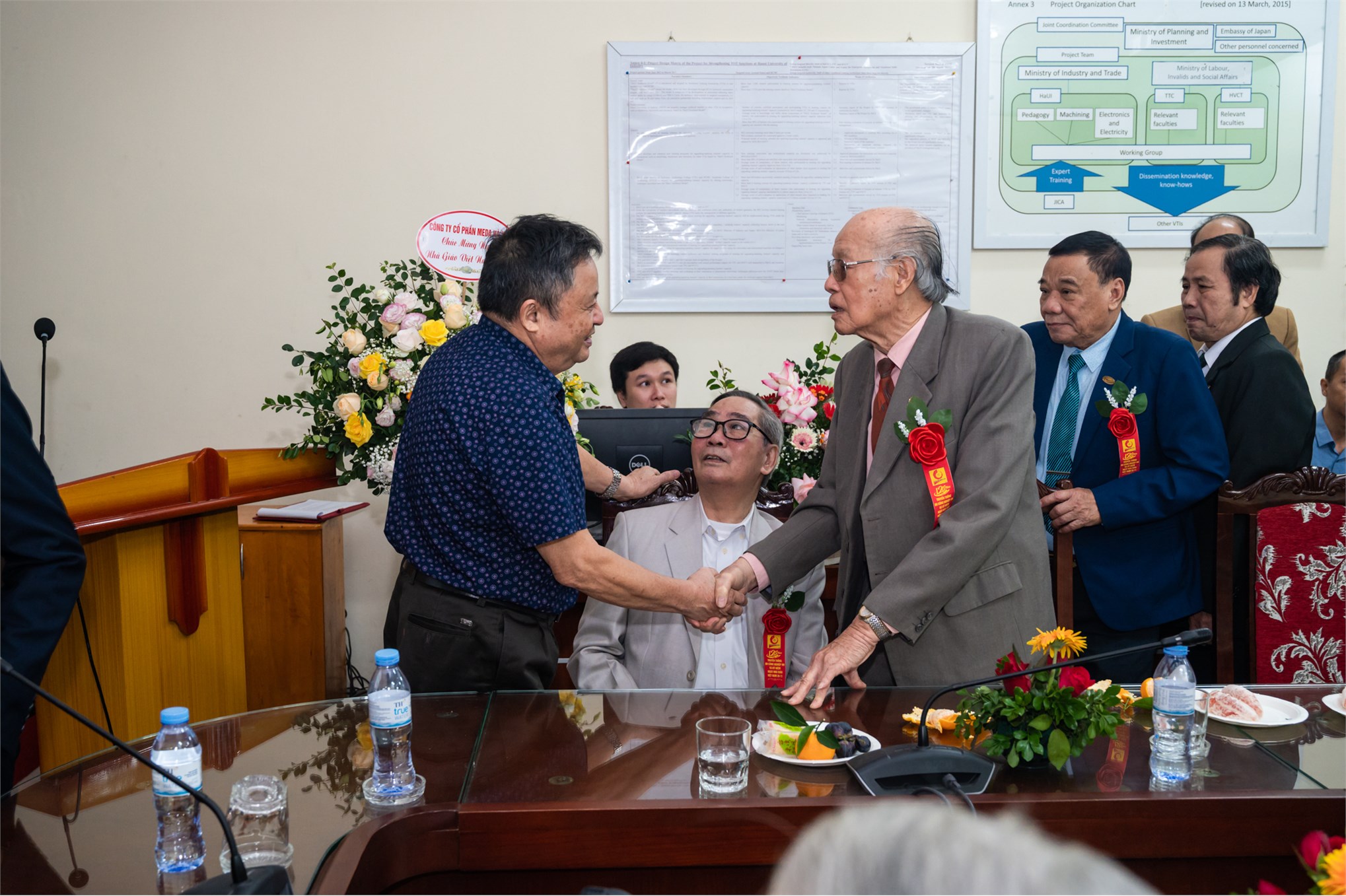 Trung tâm Việt Nhật chào mừng 125 năm ngày truyền thống Nhà trường và 41 năm ngày Nhà giáo Việt Nam 20/11