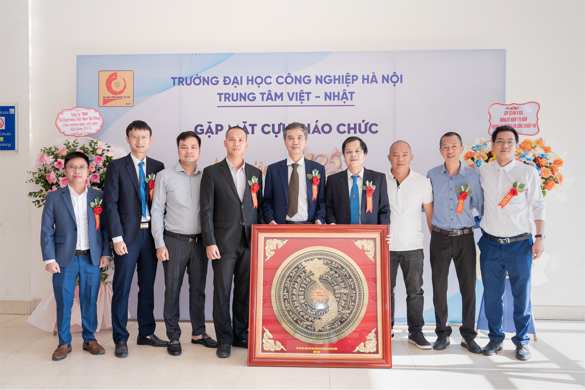Trung tâm Việt Nhật chào mừng 125 năm ngày truyền thống Nhà trường và 41 năm ngày Nhà giáo Việt Nam 20/11