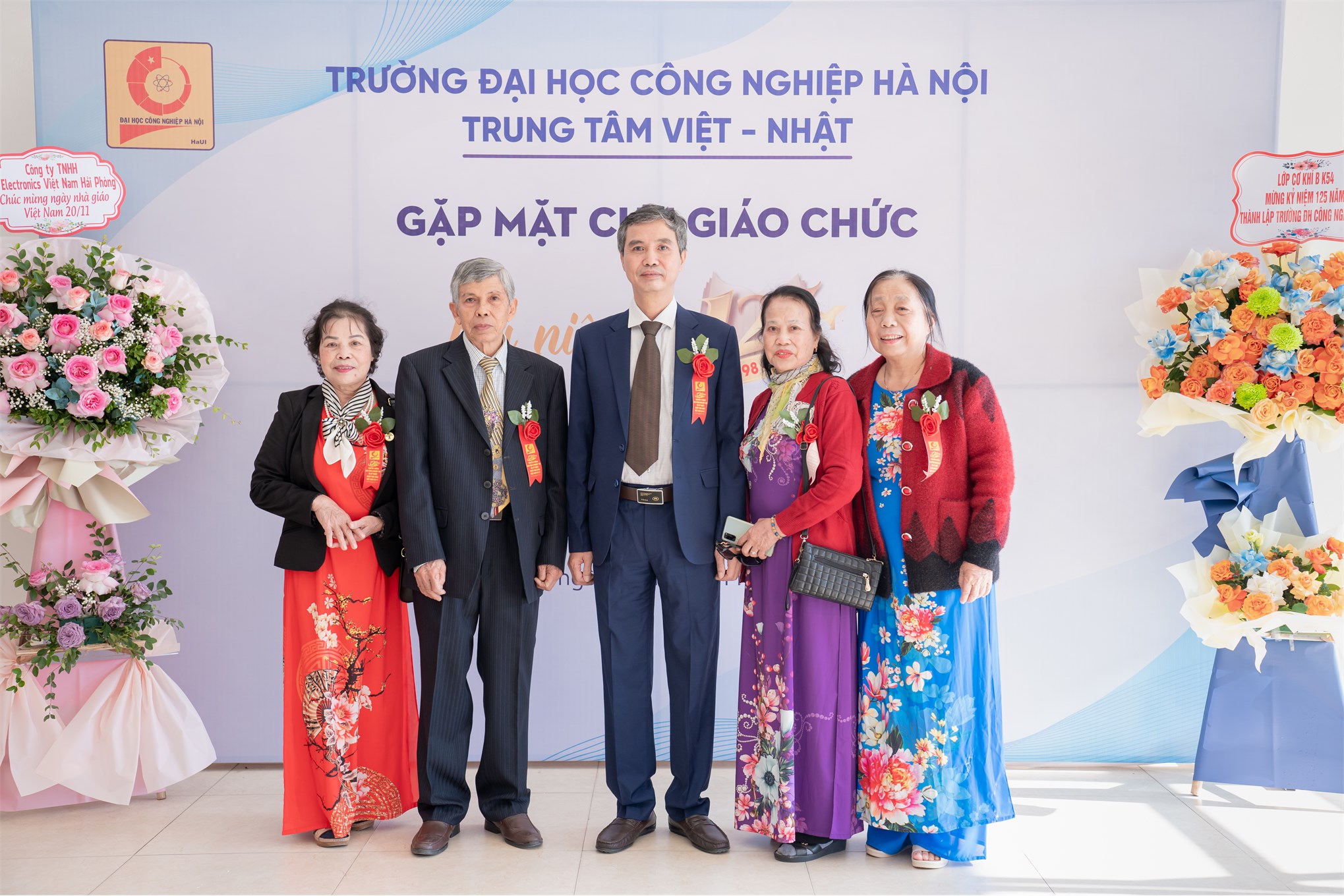 Trung tâm Việt Nhật chào mừng 125 năm ngày truyền thống Nhà trường và 41 năm ngày Nhà giáo Việt Nam 20/11