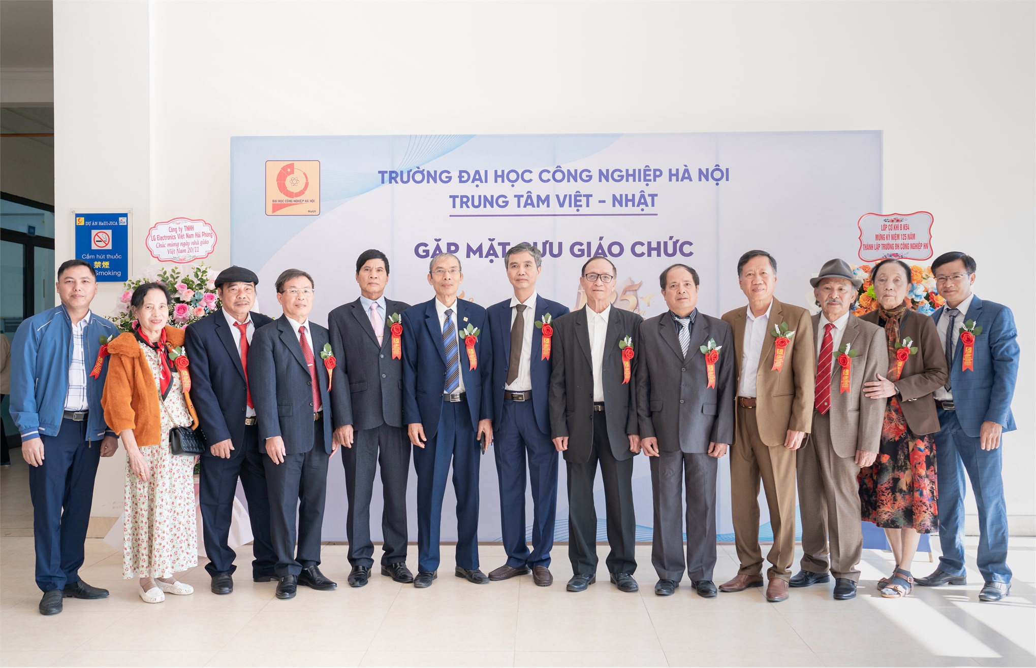 Trung tâm Việt Nhật chào mừng 125 năm ngày truyền thống Nhà trường và 41 năm ngày Nhà giáo Việt Nam 20/11