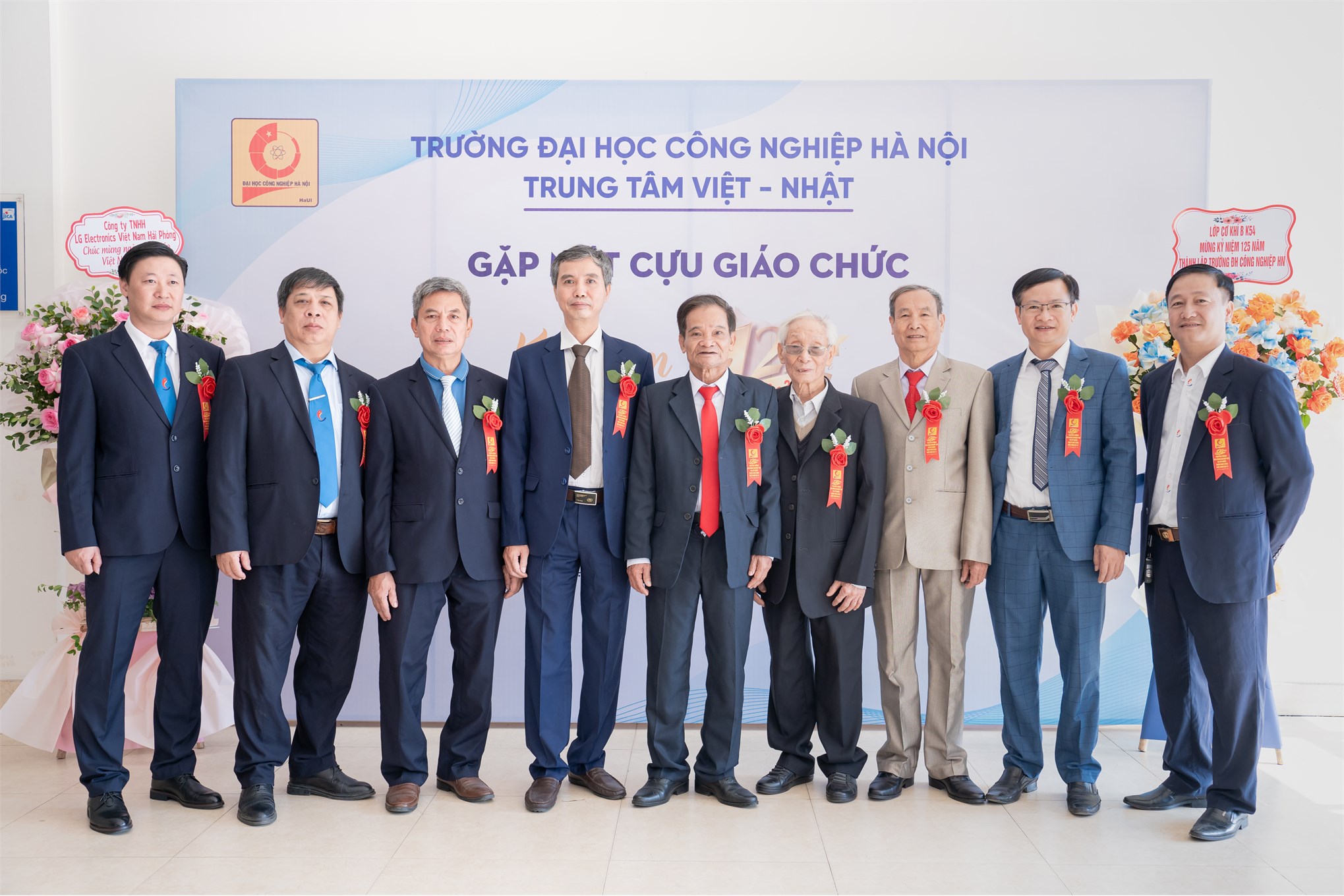 Trung tâm Việt Nhật chào mừng 125 năm ngày truyền thống Nhà trường và 41 năm ngày Nhà giáo Việt Nam 20/11
