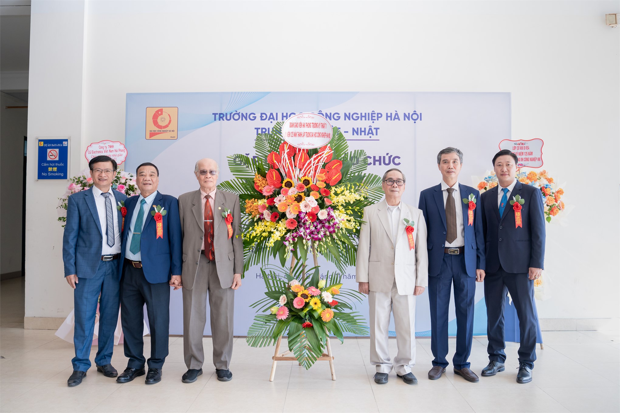 Trung tâm Việt Nhật chào mừng 125 năm ngày truyền thống Nhà trường và 41 năm ngày Nhà giáo Việt Nam 20/11