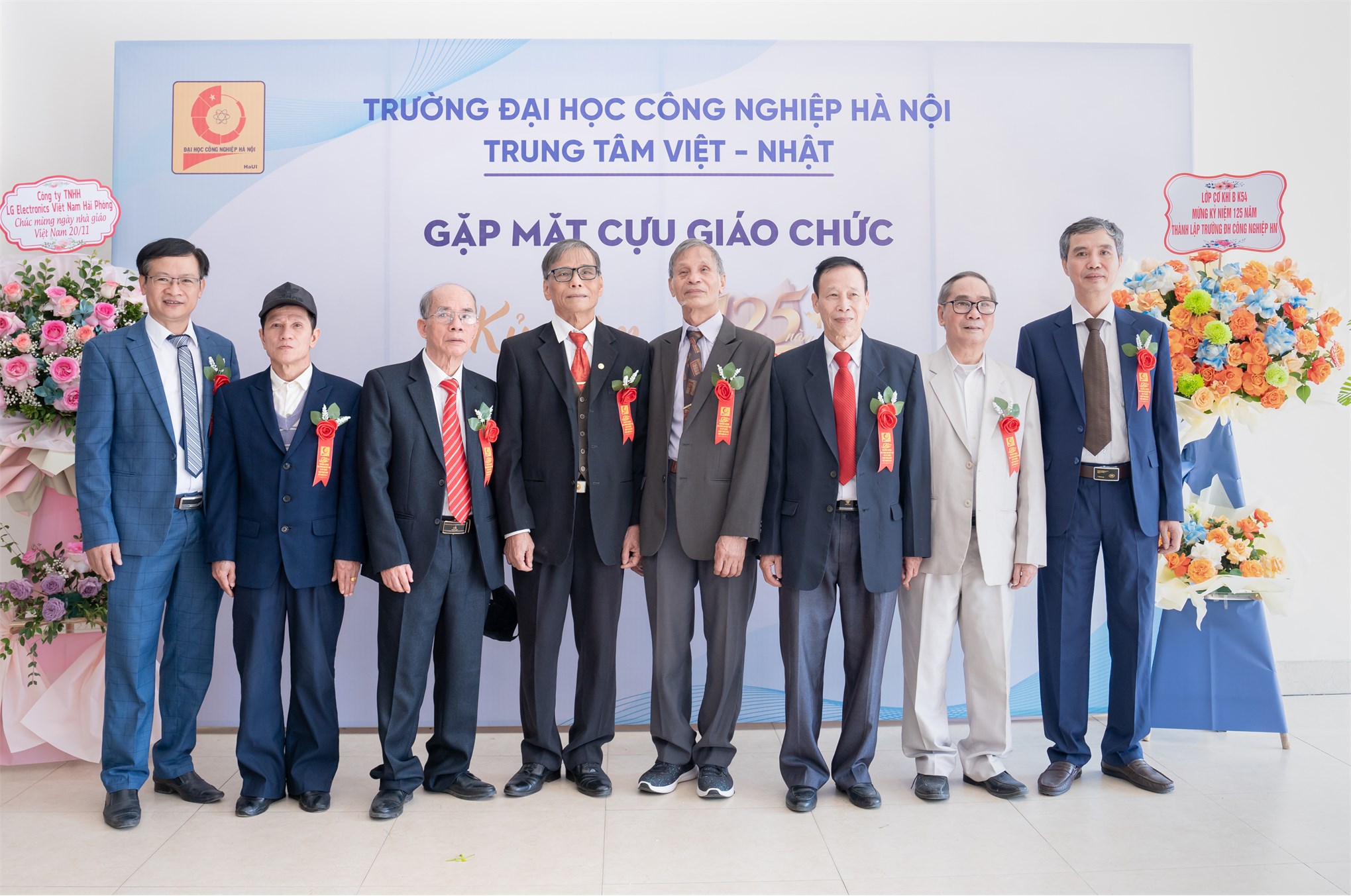 Trung tâm Việt Nhật chào mừng 125 năm ngày truyền thống Nhà trường và 41 năm ngày Nhà giáo Việt Nam 20/11