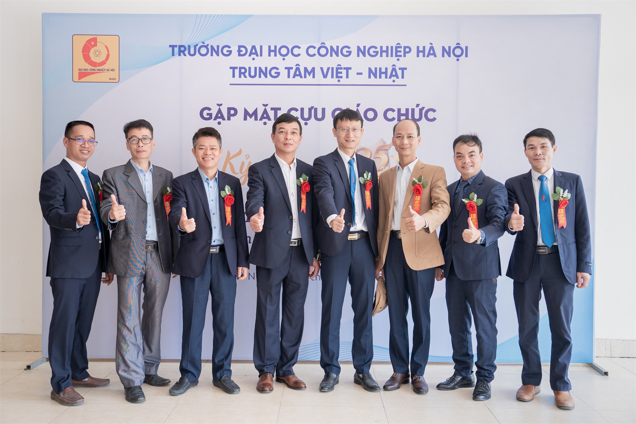Trung tâm Việt Nhật chào mừng 125 năm ngày truyền thống Nhà trường và 41 năm ngày Nhà giáo Việt Nam 20/11