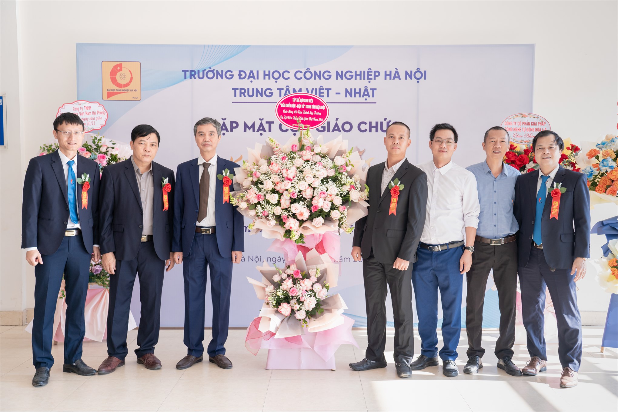 Trung tâm Việt Nhật chào mừng 125 năm ngày truyền thống Nhà trường và 41 năm ngày Nhà giáo Việt Nam 20/11