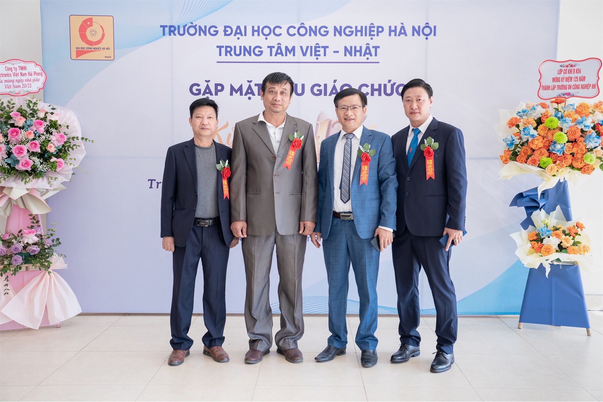 Trung tâm Việt Nhật chào mừng 125 năm ngày truyền thống Nhà trường và 41 năm ngày Nhà giáo Việt Nam 20/11