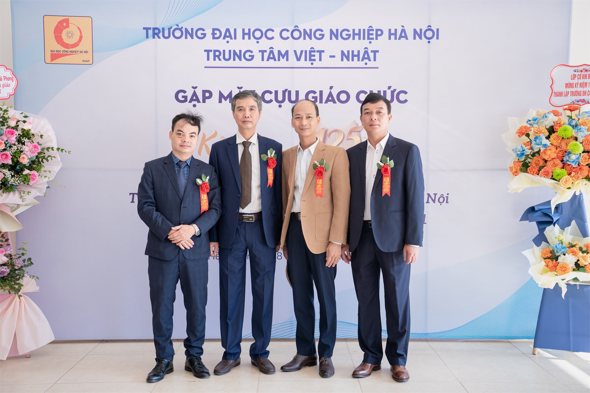 Trung tâm Việt Nhật chào mừng 125 năm ngày truyền thống Nhà trường và 41 năm ngày Nhà giáo Việt Nam 20/11