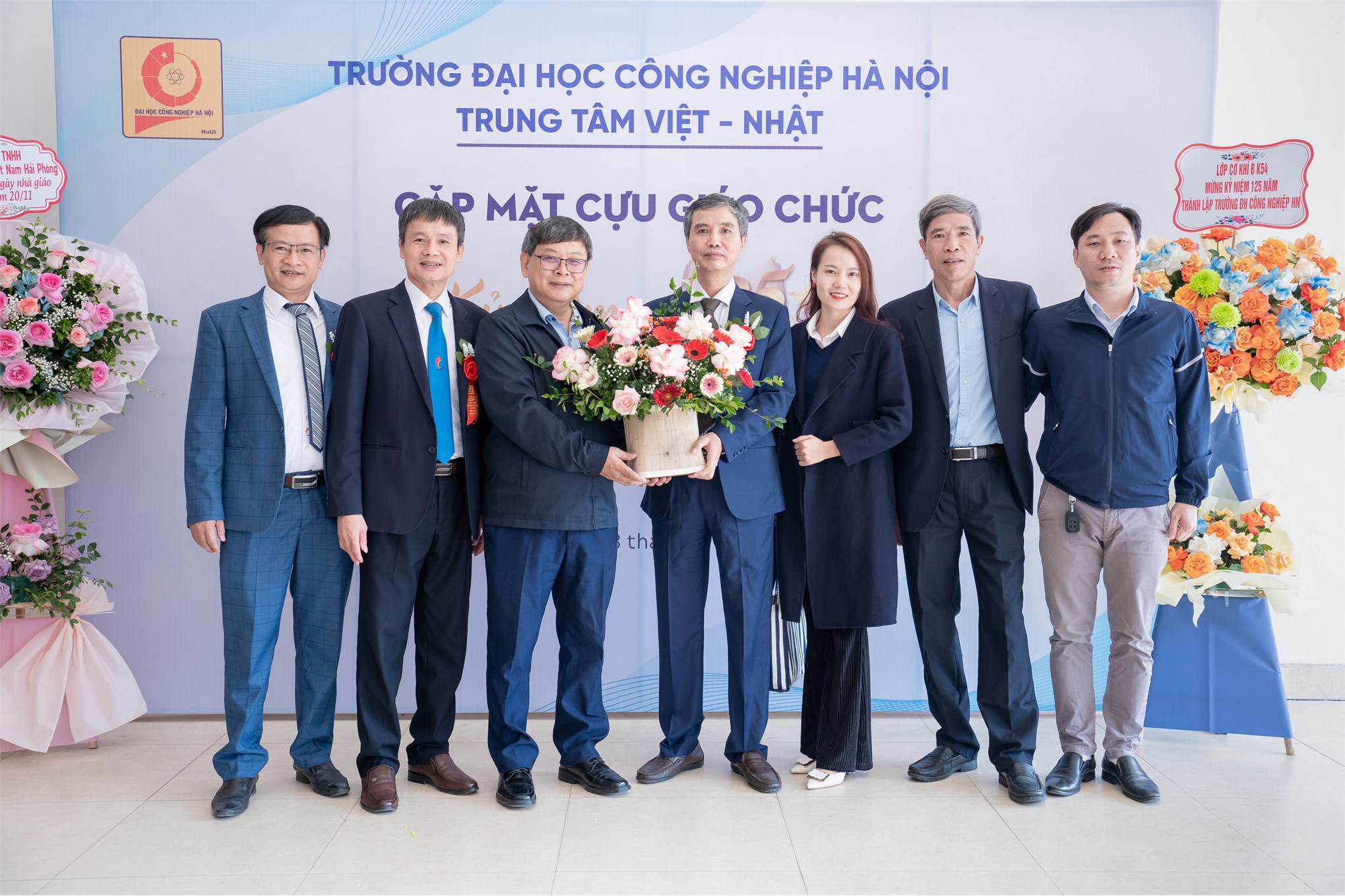 Trung tâm Việt Nhật chào mừng 125 năm ngày truyền thống Nhà trường và 41 năm ngày Nhà giáo Việt Nam 20/11