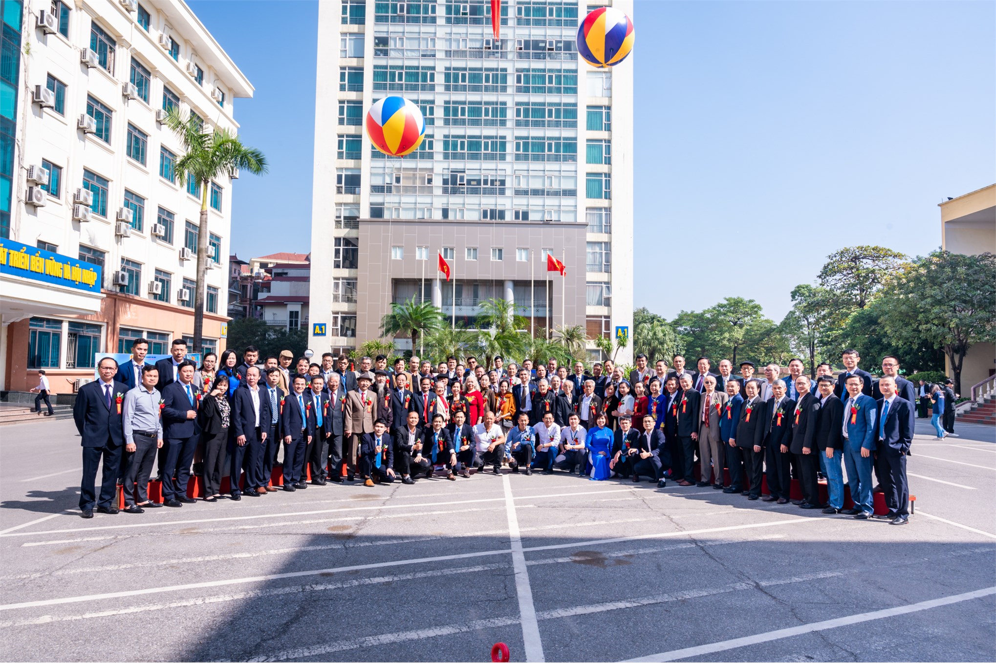 Trung tâm Việt Nhật chào mừng 125 năm ngày truyền thống Nhà trường và 41 năm ngày Nhà giáo Việt Nam 20/11
