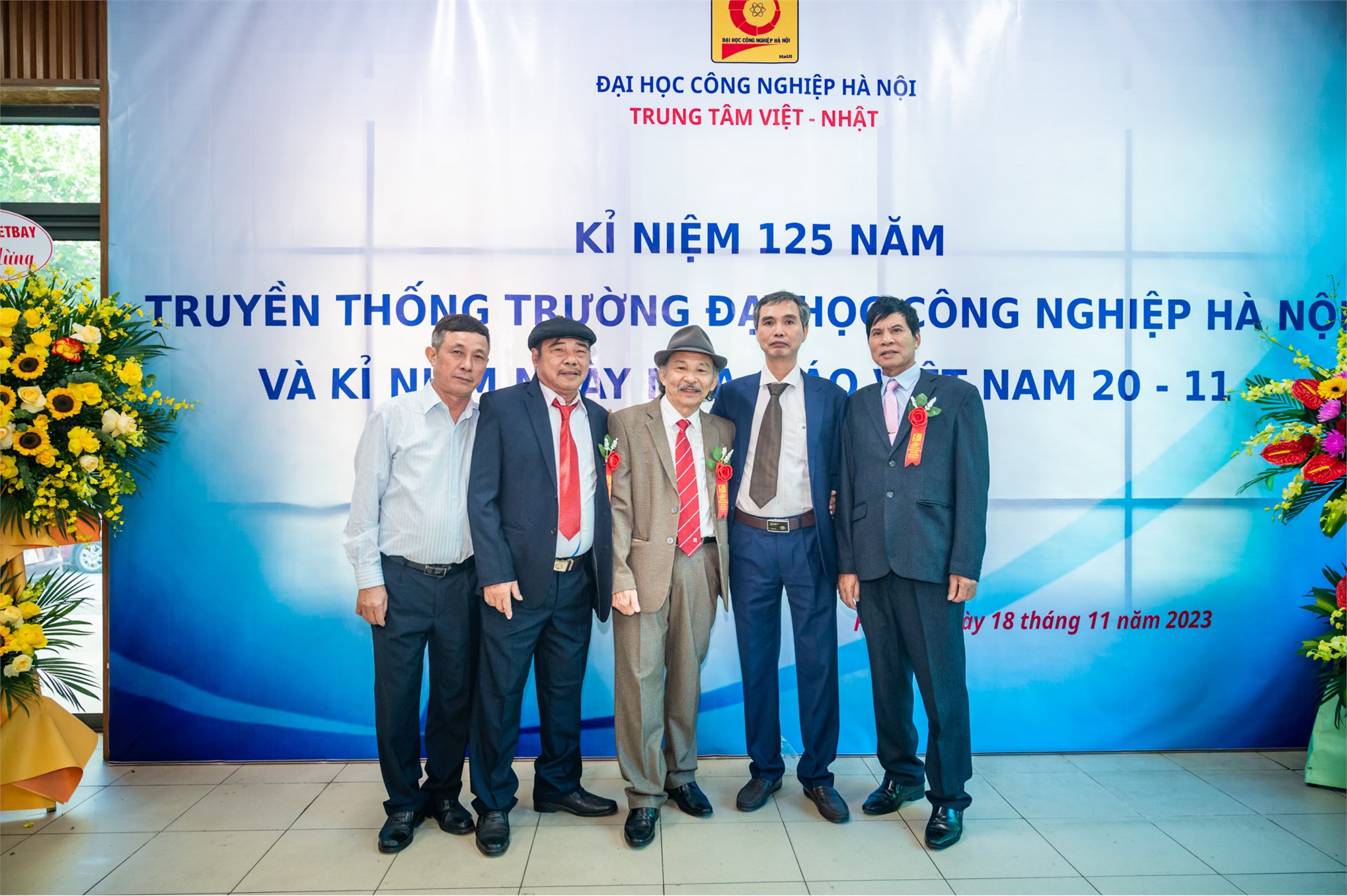 Trung tâm Việt Nhật chào mừng 125 năm ngày truyền thống Nhà trường và 41 năm ngày Nhà giáo Việt Nam 20/11