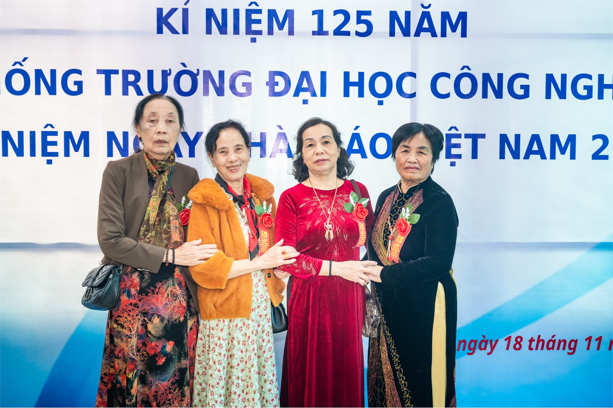 Trung tâm Việt Nhật chào mừng 125 năm ngày truyền thống Nhà trường và 41 năm ngày Nhà giáo Việt Nam 20/11