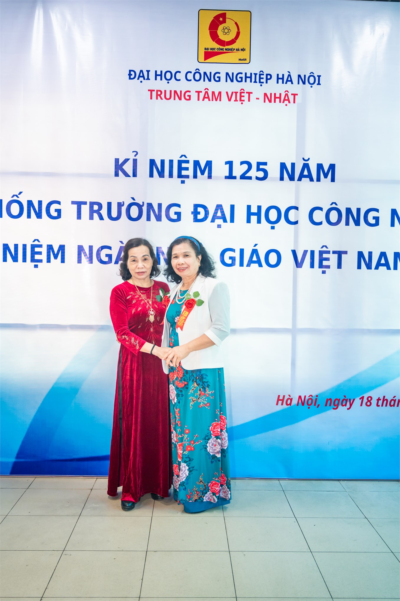 Trung tâm Việt Nhật chào mừng 125 năm ngày truyền thống Nhà trường và 41 năm ngày Nhà giáo Việt Nam 20/11