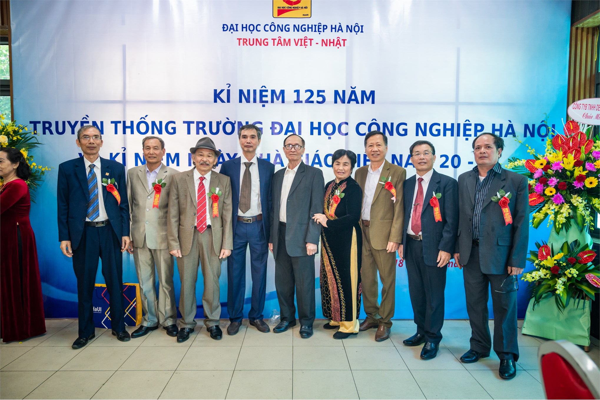 Trung tâm Việt Nhật chào mừng 125 năm ngày truyền thống Nhà trường và 41 năm ngày Nhà giáo Việt Nam 20/11