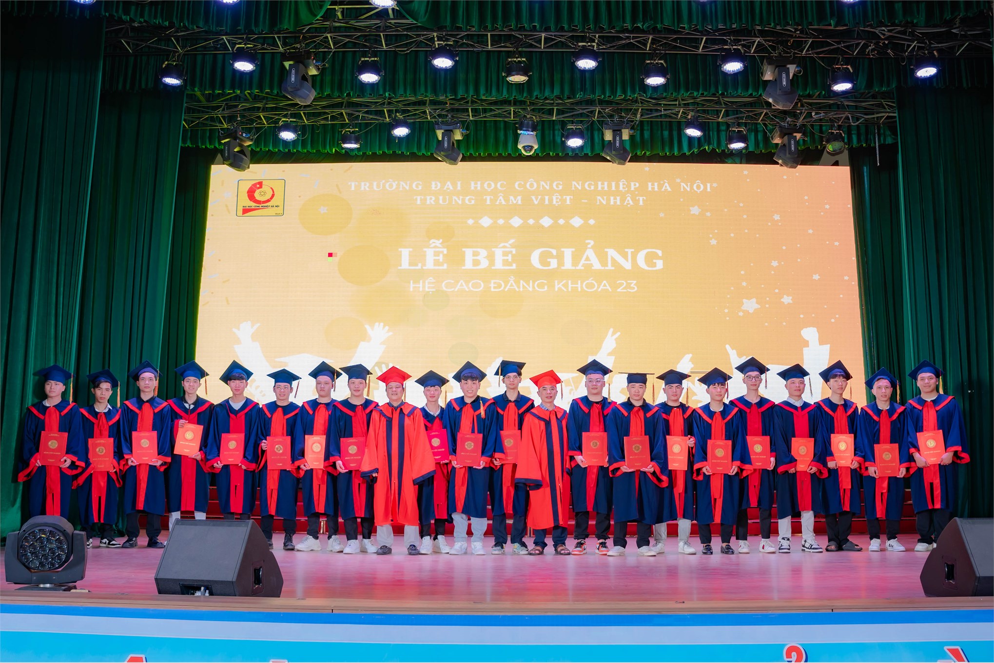 Lễ bế giảng và trao bằng tốt nghiệp cho sinh viên khóa 23 và các khóa cũ năm 2024