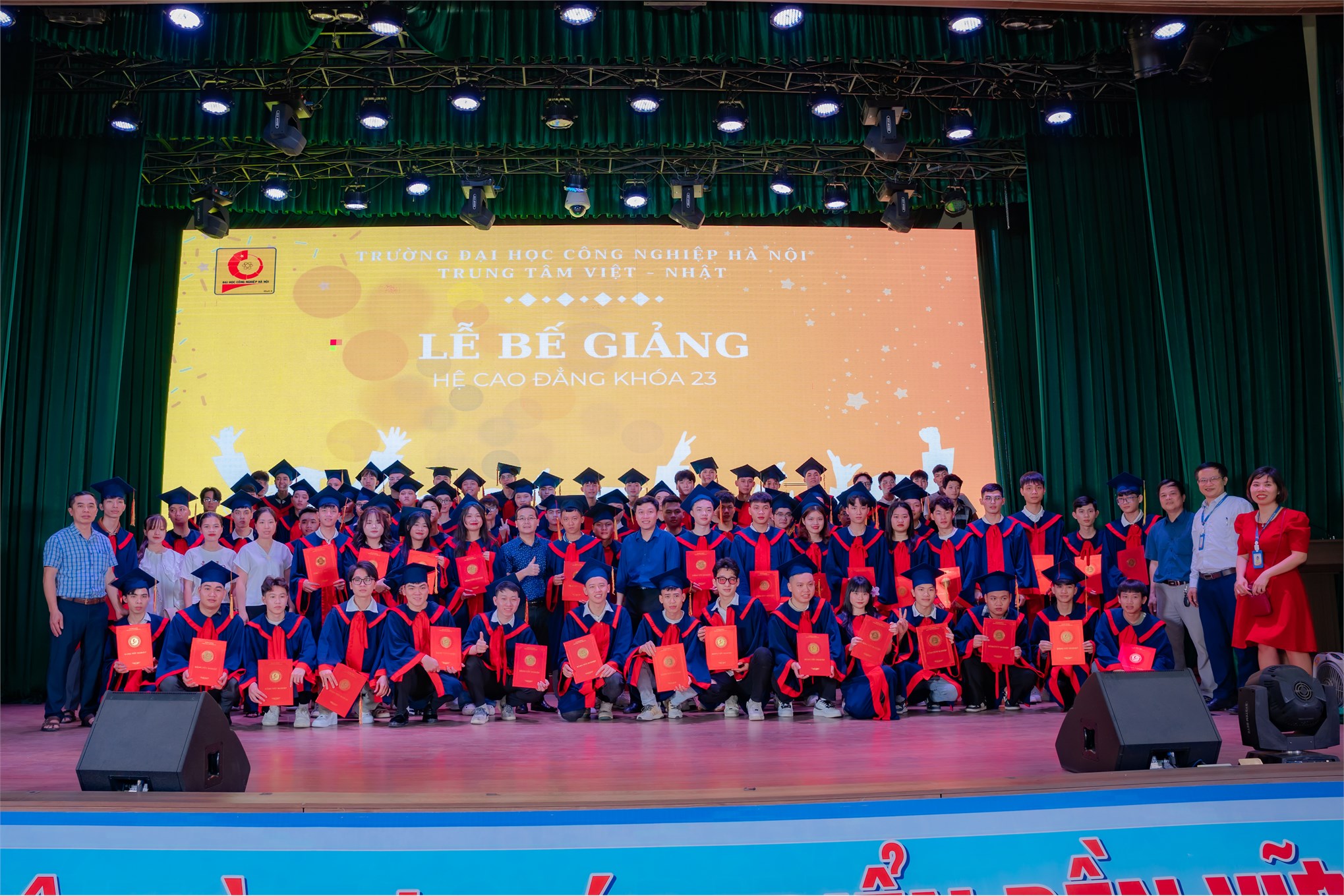 Lễ bế giảng và trao bằng tốt nghiệp cho sinh viên khóa 23 và các khóa cũ năm 2024