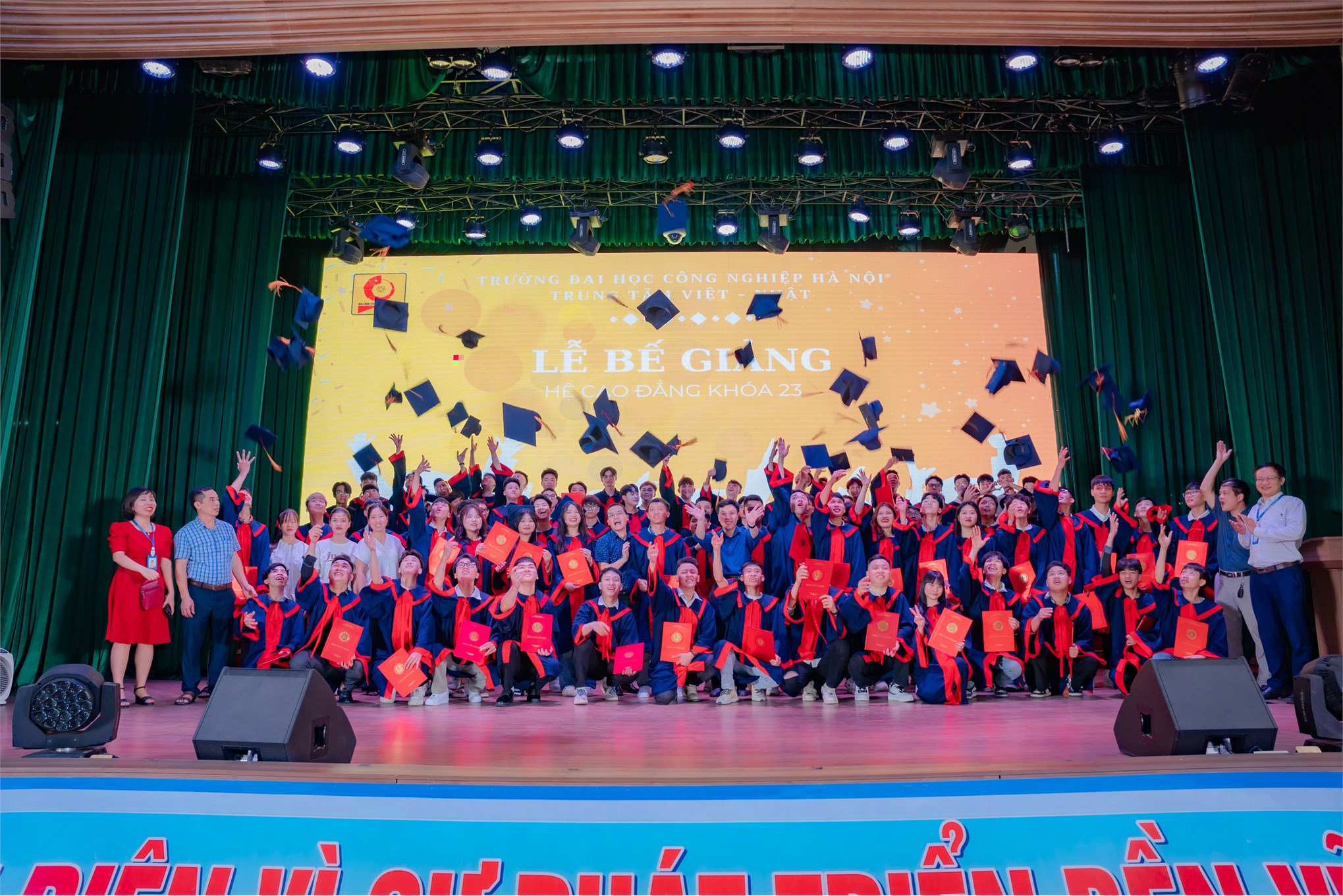 Lễ bế giảng và trao bằng tốt nghiệp cho sinh viên khóa 23 và các khóa cũ năm 2024
