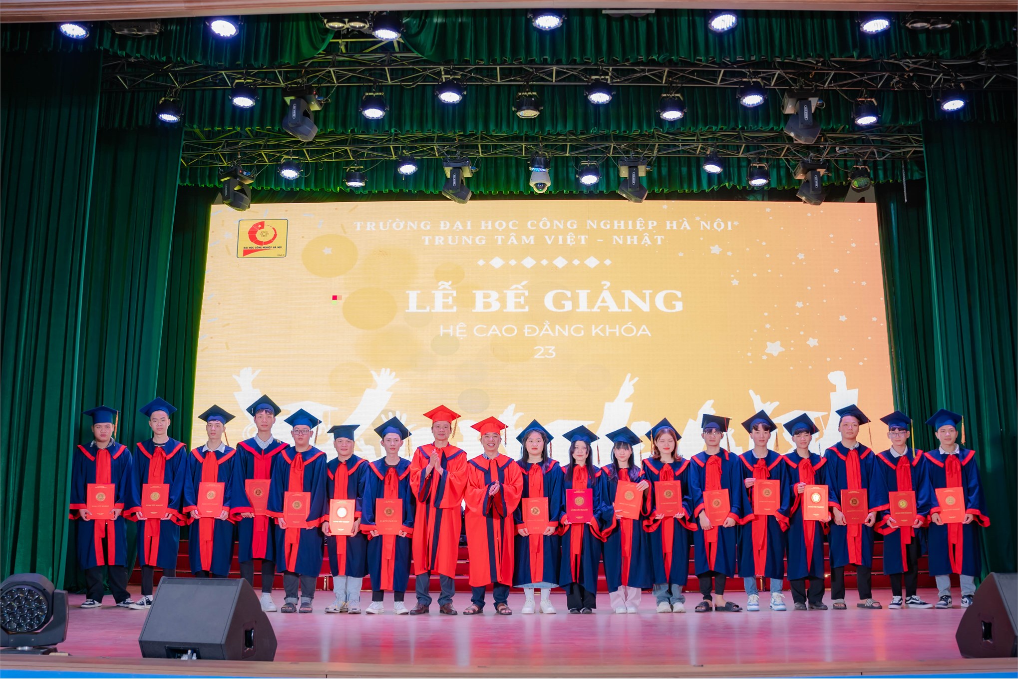 Lễ bế giảng và trao bằng tốt nghiệp cho sinh viên khóa 23 và các khóa cũ năm 2024