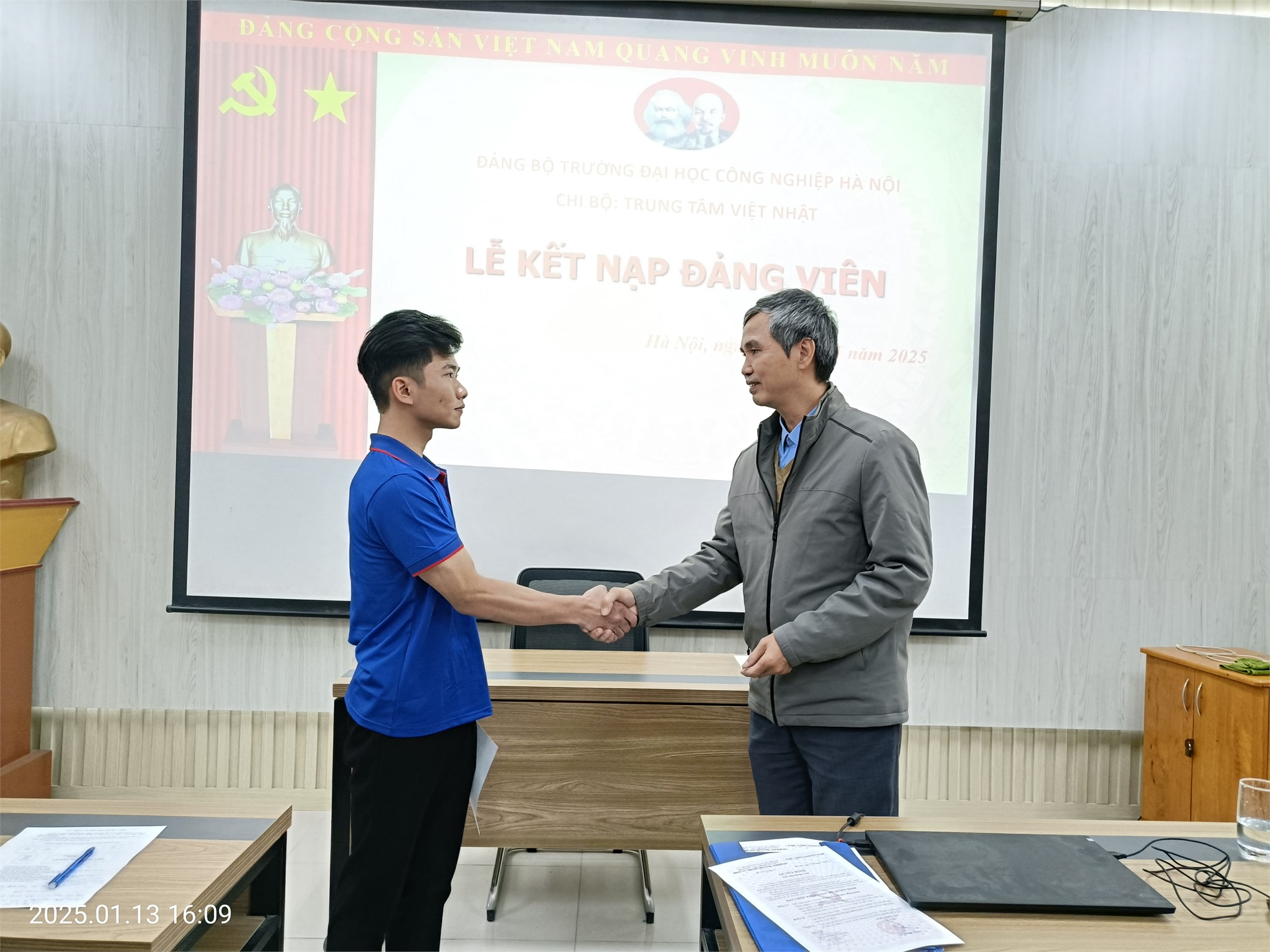 Lễ kết nạp Đảng viên mới của chi bộ TT Việt Nhật