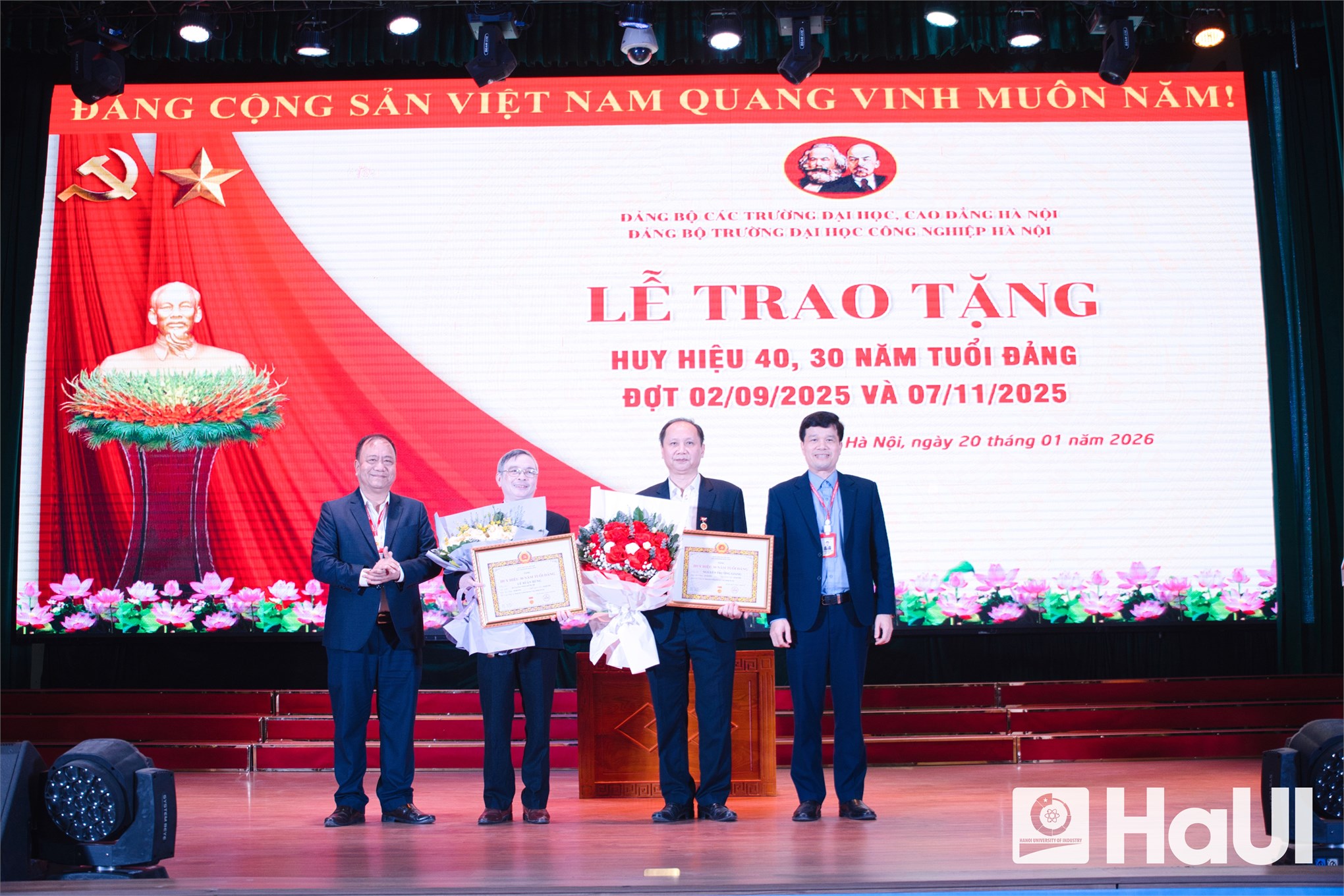 Đồng chí Nguyễn Trường Giang nhận Huy hiệu 30 năm tuổi Đảng