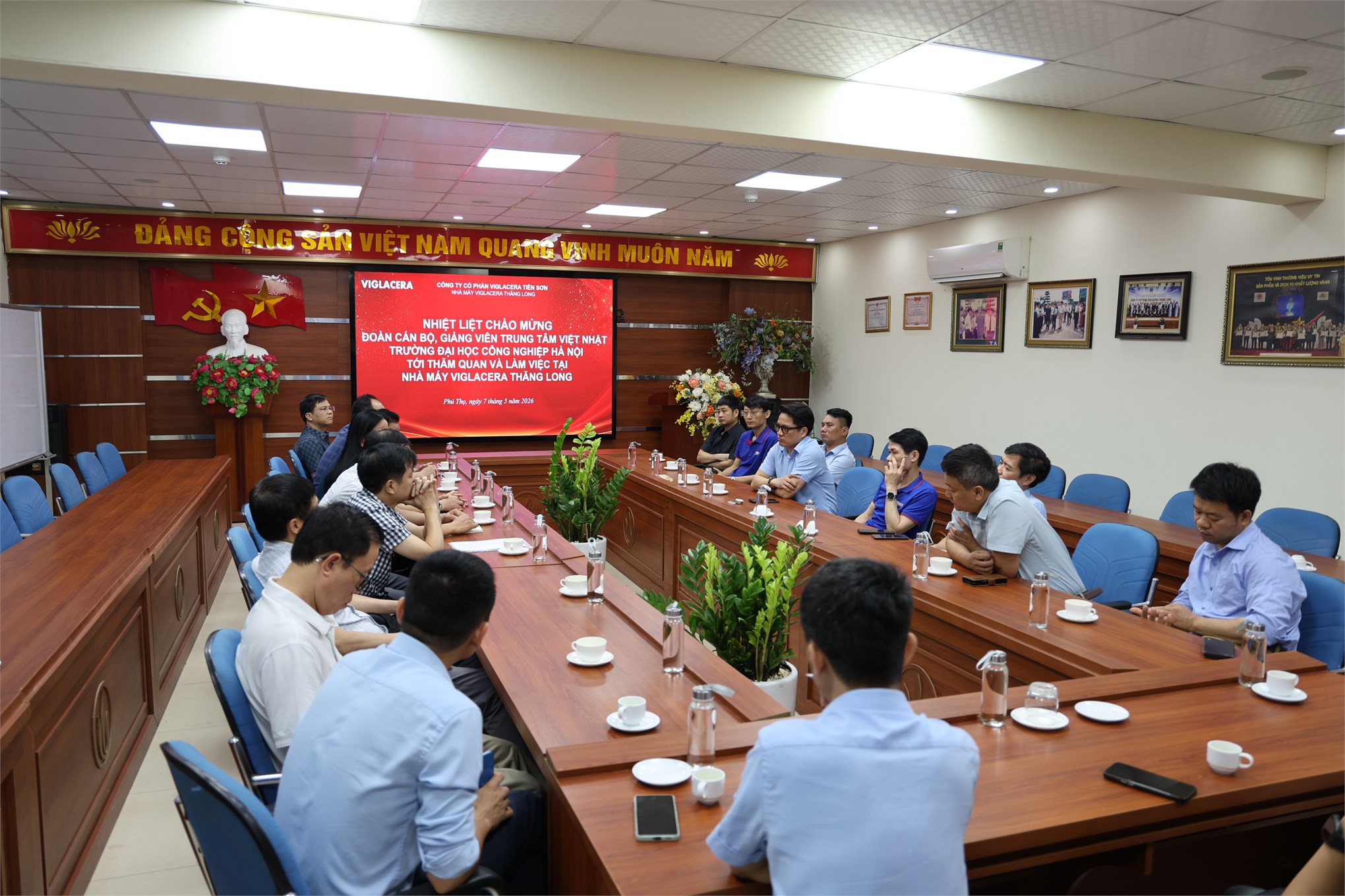 GIẢNG VIÊN TRUNG TÂM VIỆT – NHẬT THAM QUAN CÔNG TY CỔ PHẦN VIGLACERA TIÊN SƠN