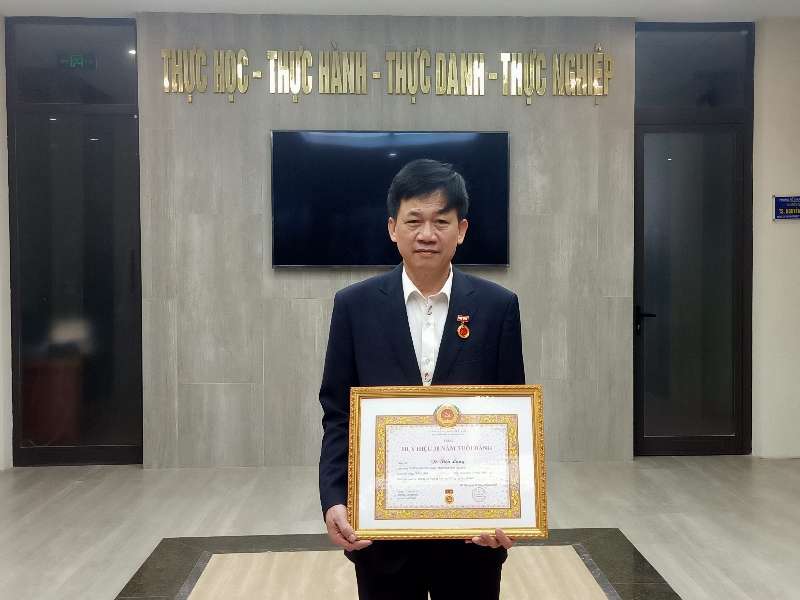 Đồng chí Tô Tiến Long – Người thầy với kinh nghiệm 37 năm tuổi nghề nhận huy hiệu 30 năm tuổi Đảng