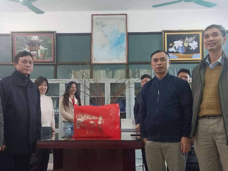 Trung tâm Việt Nhật tổ chức gặp mặt giáo viên nghỉ hưu theo chế độ