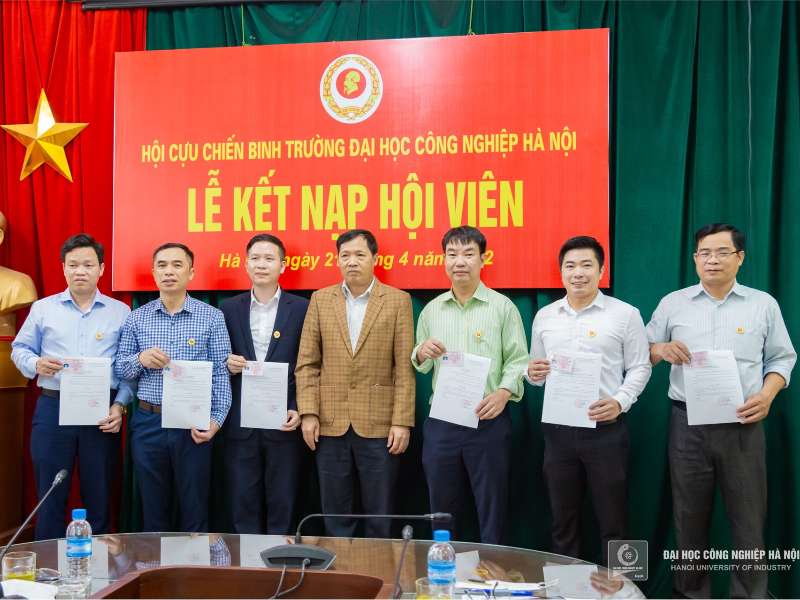 TS. Vũ Hữu Thích được kết nạp vào Hội cựu chiến binh Đại học Công nghiệp Hà Nội