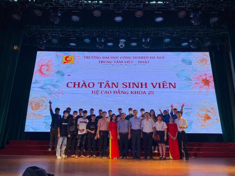 Trung tâm Việt - Nhật tổ chức chào tân sinh viên hệ cao đẳng khóa 25