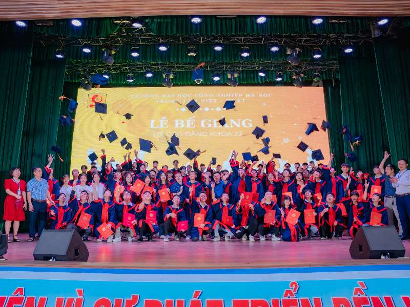 Lễ bế giảng và trao bằng tốt nghiệp cho sinh viên khóa 23 và các khóa cũ năm 2024