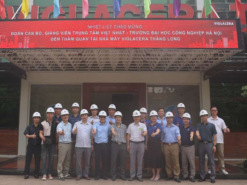 GIẢNG VIÊN TRUNG TÂM VIỆT – NHẬT THAM QUAN CÔNG TY CỔ PHẦN VIGLACERA TIÊN SƠN